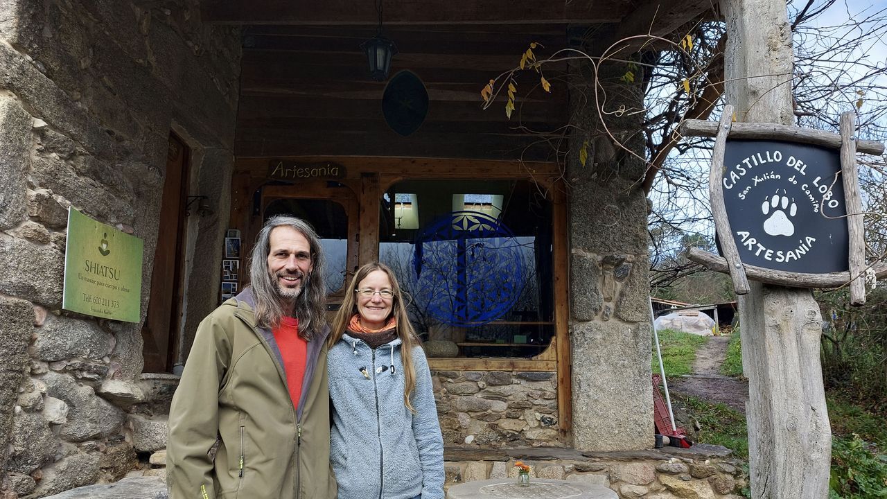 Jenaro de la Fuente snior.La casa de los dos peregrinos cuenta con una tienda de artesana y una sala de masajes shiatsu. 