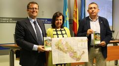 Manuel Calvo, Mara Jess lvarez y Javier Nievas, con el nuevo mapa del Parque Las Ubias-La Mesa