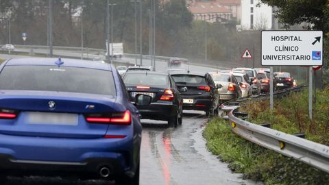 Colas de coches en el acceso sur al Hospital Clínico