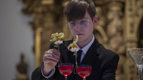 Bruno Gómez Cid, preparando el cóctel que le sirvió para ser mejor joven barman gallego