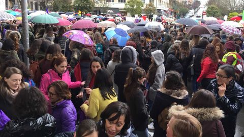 Centenares de mujeres se concentran esta maana en la praza Roxa de Santiago