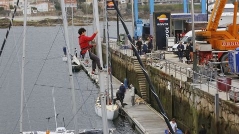 Preparativos para la regata de vela de este domingo en el puerto de Sanxenxo