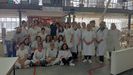 Boris Izaguirre, con las trabajadoras de Sargadelos