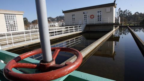 Personal de Emalcsa detectó el jueves un vertido en el río Mero, cerca de la planta de A Telva, y el Seprona y Augas de Galicia confirmaron que se trató de unos 15 litros de hidrocarburo procedente de un camión. 