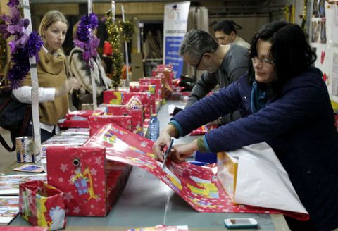 Los voluntarios de Vida Digna recogan ayer los juguetes donados y envolvan regalos. 