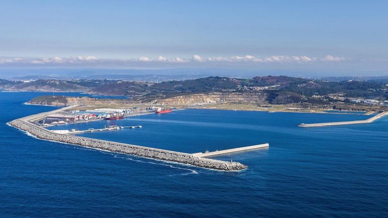 Siete empresas compiten por el primer prototipo flotante para lograr energía de las olas en Langosteira