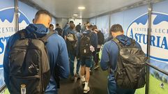 La expedicin del Real Oviedo, embarcando este domingo para volar a Valencia