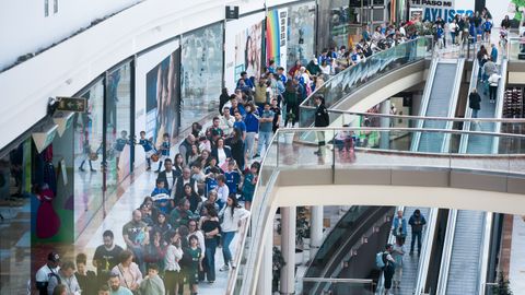 Colas en el centro comercial Los Prados para la firma de Seoane y Colombatto