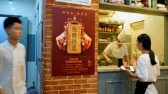 Un restaurante de Shanghi ofrece un plato gratuito a los clientes que posean un mvil Huawei. Tras el veto de EE.UU, la marca china se centr en reforzar el mercado nacional.