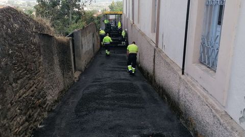 Obras de pavimentacin de la Costa da Pena en las proximidades de la fundacin educativa Torre de Lemos