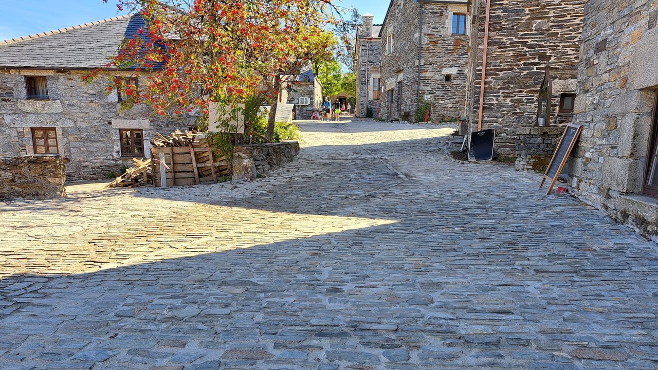 Bembrive.Nueva imagen de O Cebreiro tras la colocacin del nuevo pavimento