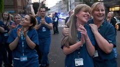Personal del sistema nacional de salud recibe aplausos en Londres