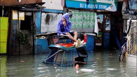 Calle inundada en la ciudad de Manila, Filipinas, tras las lluvias torrenciales del monzn