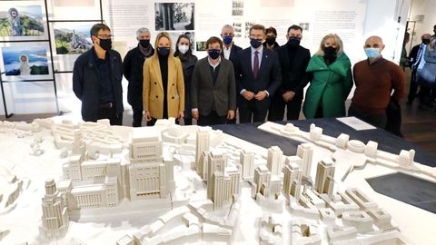 Superar la humillacin. El presidente de la Xunta y lder del PPdeG, Alberto Nez Feijoo, visit ayer con el alcalde de Madrid, Martnez-Almeida, la delegada Fernndez-Tapias o el conselleiro Romn Rodrguez una exposicin en Vigo, donde calific de humillacin el resultado logrado por su partido en la ciudad en el 2019 y llam a construir un proyecto slido para salir del hoyo. 