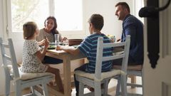 Los expertos aconsejan aprovechar la comida familiar para preguntar a los hijos qué tal les ha ido en el colegio