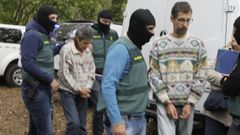 Antón García Matos y Asunción Losada fueron detenidos en junio del 2019 en Vigo. En la foto, durante un registro de la Guardia Civil realizado horas después en la casa de Fornelos en la que se ocultaban.