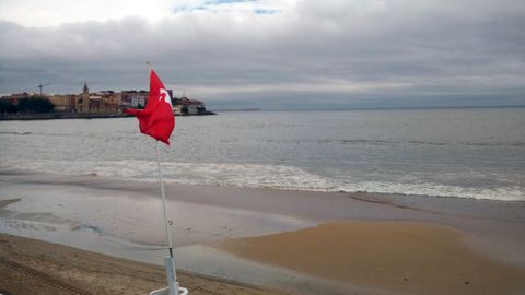 Prohibido el ba�o en la playa de San Lorenzo, en Gij�n