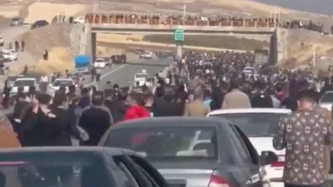 Captura de un vídeo que muestra a una multitud marchando hacia el cementerio iraní en el que fue sepultada Mahsa Amini
