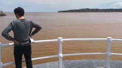 Mancha en la playa de San Lorenzo, en Gij�n