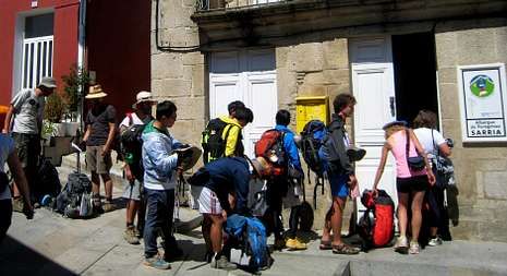 Dos jugadores del Lourenz� corren por el bal�n ante el O P�ramo.