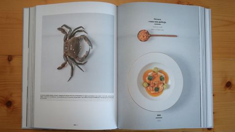 O mundo de Culler. Javier Olleros e a xefa de sala, Amaranta Rodríguez, autores do libro, no comedor de Culler de Pau,
no Grove.