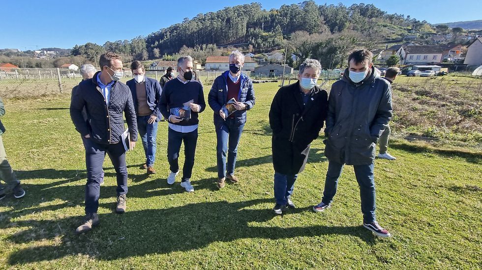 El empresario Edelmiro Justo (izquierda), que levantar el complejo turstico, junto a la comitiva poltica que se desplaz a Lusquios, con Alfonso Rueda y Miguel Anxo Fernndez Lores entre los presentes. 