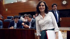 Isabel Daz Ayuso, este mircoles, a su llegada a la Asamblea de Madrid, pasa junto al lder de Ms Madrid, igo Errejn