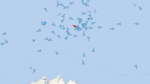 Decenas de pesqueros espaoles y algunos franceses se concentraban este 13 de agosto a medioda frente a A Maria, donde localizaron un gran banco de bonito. En rojo, el buque hospital Juan de la Cosa