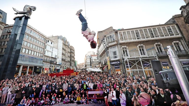 Pedro Volta rinde un espectacular homenaje al mago Houdini en Vigo