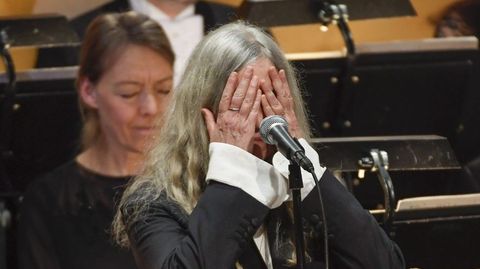 Patti Smith, emocionada mientras interpreta «A Hard Rain's Gonna Fall», canción escrita por Bob Dylan, durante la ceremonia de los Nobel.