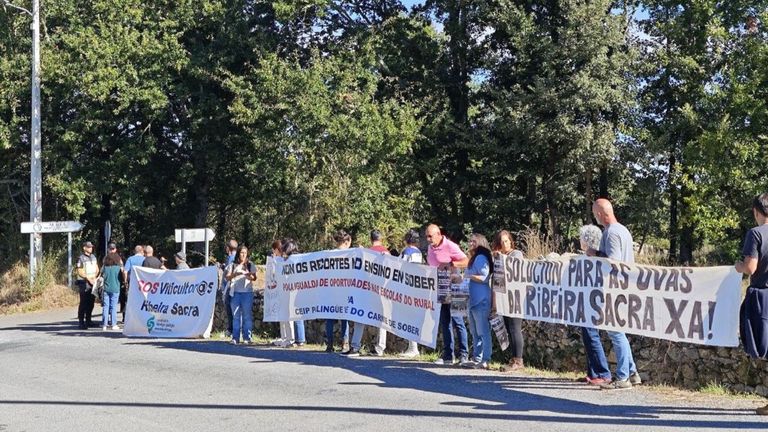 Los participantes en la concentración exhibieron pancartas en las que piden ayudas para los viticultores afectados por la crisis de la uva