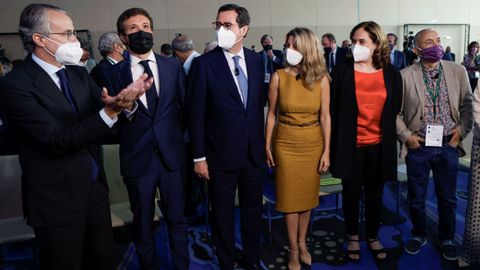 La vicepresidenta tercera y ministra de Trabajo, Yolanda Díaz (3d), junto al presidente del PP, Pablo Casado (2i), el presidente de la CEOE, Antonio Garamendi (3i), la alcaldesa de Barcelona, Ada Colau (2d), el secretario general de la UGT Jose María Álvarez (d), en presencia del presidente del Círculo de Economía, Javier Faus (i)