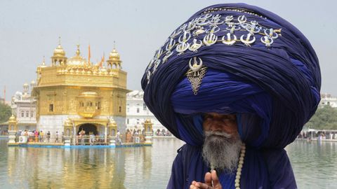 Un religioso indio ataviado con un turbante gigante en el Templo de Oro de Amritsar, en India