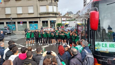 La plantilla del CD Arenteiro posa con la Copa Federación en la villa de O Carballiño