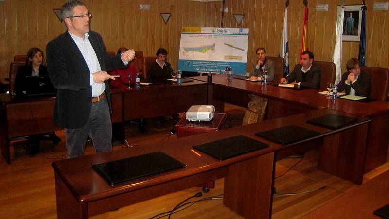 Los redactores del proyecto del plan de encauzamiento de Sarrria se lo explicaron a los vecinos