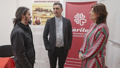 Un convenio para crear una red que rescate a las víctimas a cualquier hora. Roberto Ferreira, Fernando García Cadiñanos, obispo de Mondoñedo-Ferrol, y Marta Pazo, de Cáritas, ayer durante la presentación del convenio de colaboración entre las entidades.