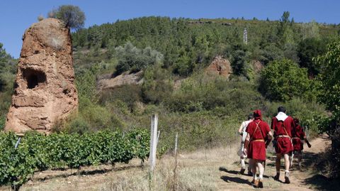 Miembros del grupo Caetra Lucensium caminan por las mdulas de Montefurado durante una fiesta histrica de ambientacin romana 
