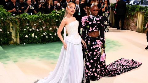 Ariana Grande, de Loewe, y Cynthia Erivo, con un diseo floral de Thom Browne, posan a su llegada a la Gala Met