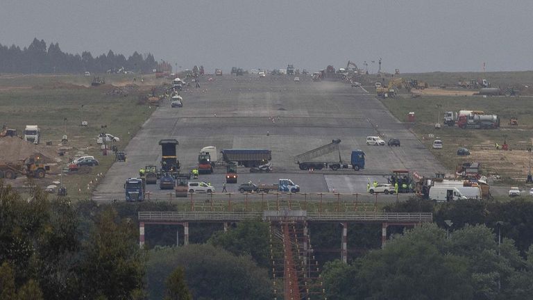El aeropuerto de Vigo sacó un alto partido en mayo al cierre de Lavacolla gracias a la ruta a Barcelona