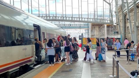 Viajeros accediendo a un tren de media distancia en la estación de Santiago