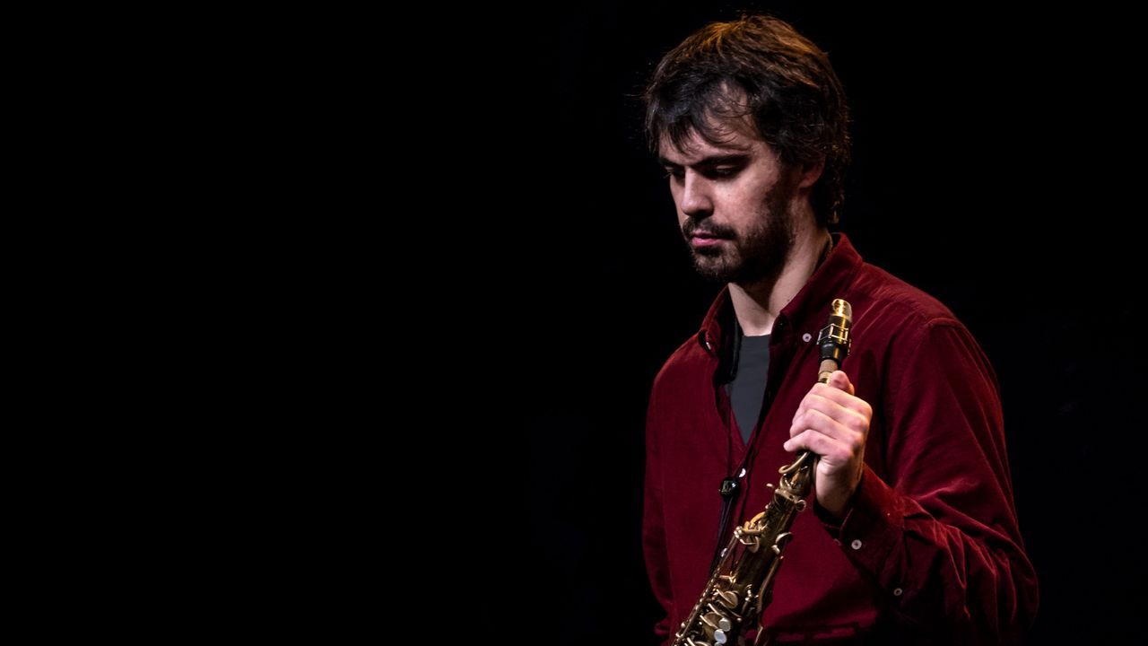 Las im�genes de la marea violeta en Ferrol por el 8M.La escritora Mar�a Besteiros estar� esta tarde en la librer�a Ris�n de Laxe 