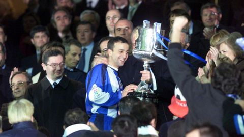 Fran recogiendo la Copa del Rey en el 2002 tras vencer el Deportivo al Real Madrid