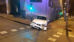 Un coche acab empotrado en la ronda das Fontias en la noche del 31 de diciembre. 