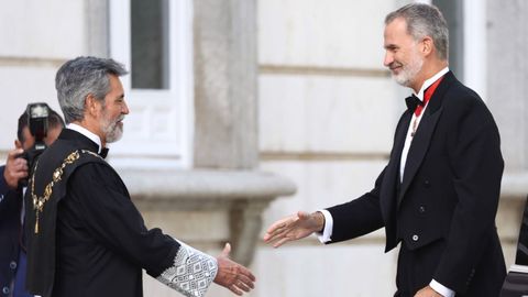 El presidente del Tribunal Supremo y del Consejo General del Poder Judicial, Carlos Lesmes, saludando este martes a Felipe VI antes de la ceremonia de apertura del año judicial