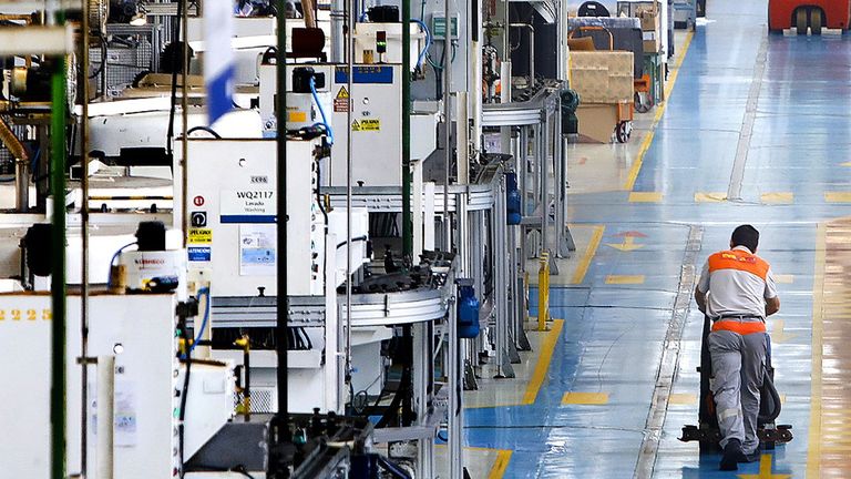 La economía crece, pero las empresas no invierten y amenazan la productividad
