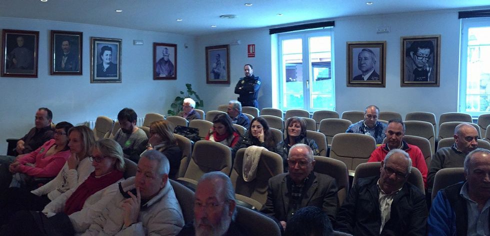 Xo�n Bascuas, en el centro, con los candidatos de CxG en la comarca, de izquierda a derecha: Xos� Real (Samos), Benjam�n Escontrela (Sarria), Marcelina L�pez (O P�ramo) y Carlos Fern�ndez (L�ncara).