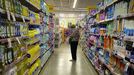 Una mujer comprando en un supermercado, en una imagen de archivo