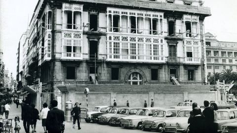 La demolición del edificio que albergó el hotel Palace, en el Obelisco, se ejecutó en los años 60
