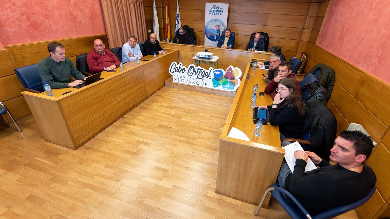 As se camufla en la naturaleza el fotgrafo de las 46 orqudeas gallegas.Representantes de los siete concellos implicados en el proyecto, el gelogo Francisco Canosa y personal de la consultora Goodlife siguieron las deliberaciones del consejo desde el saln de plenos del consistorio de Cario 