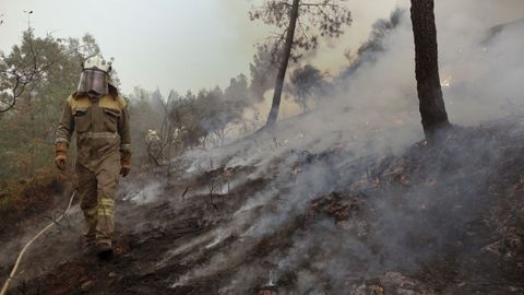 Una brigada intenta evitar que el fuego llegue a las casas de Barxa, Chavaga